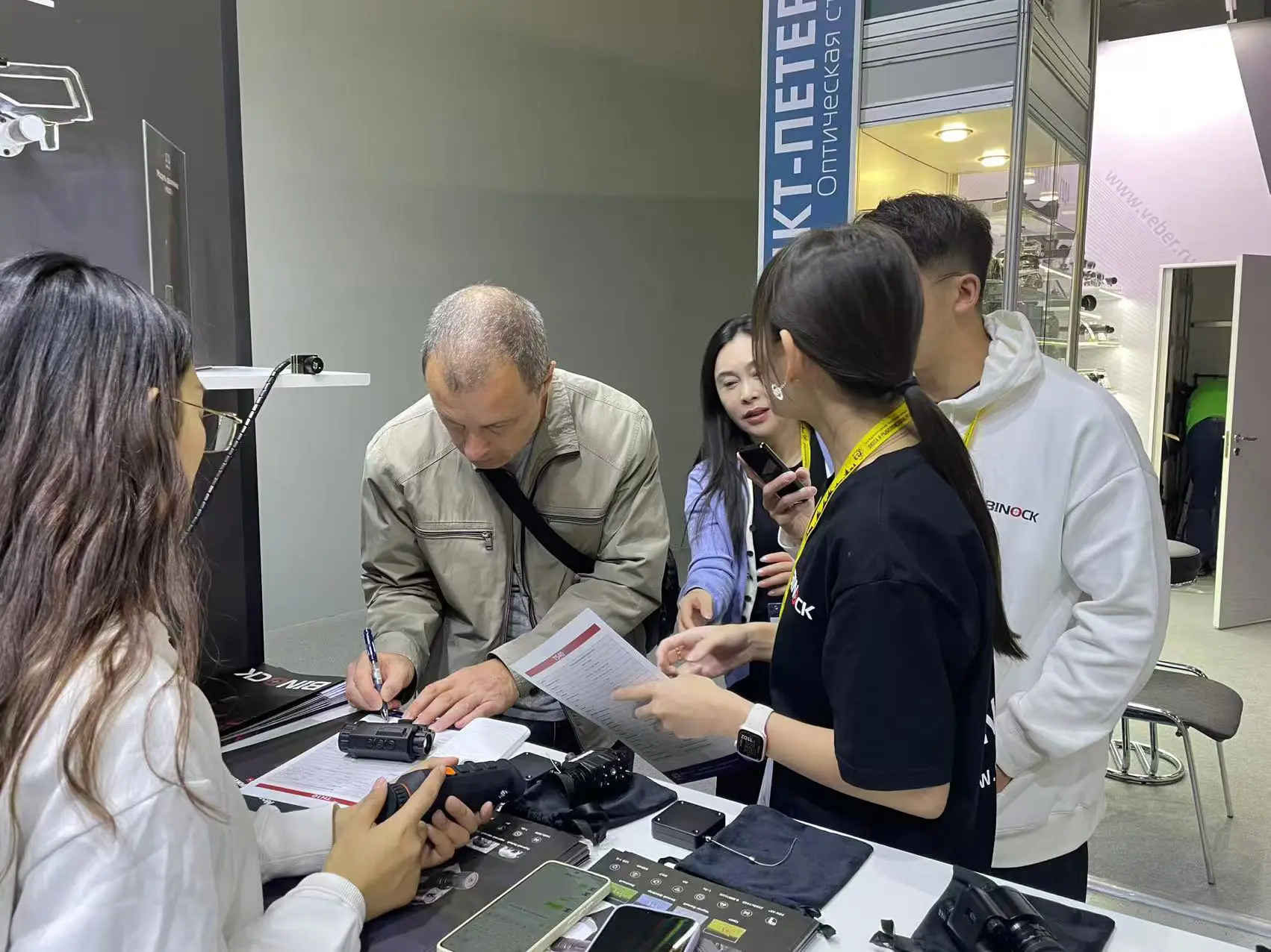 Сотрудники BINOCK представляют нашим клиентам продукты ночного видения