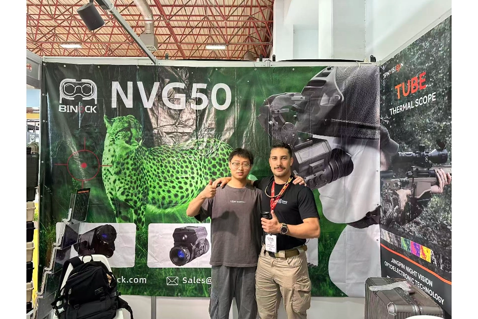 Выставка Бинок. Персонал Binock с клиентом