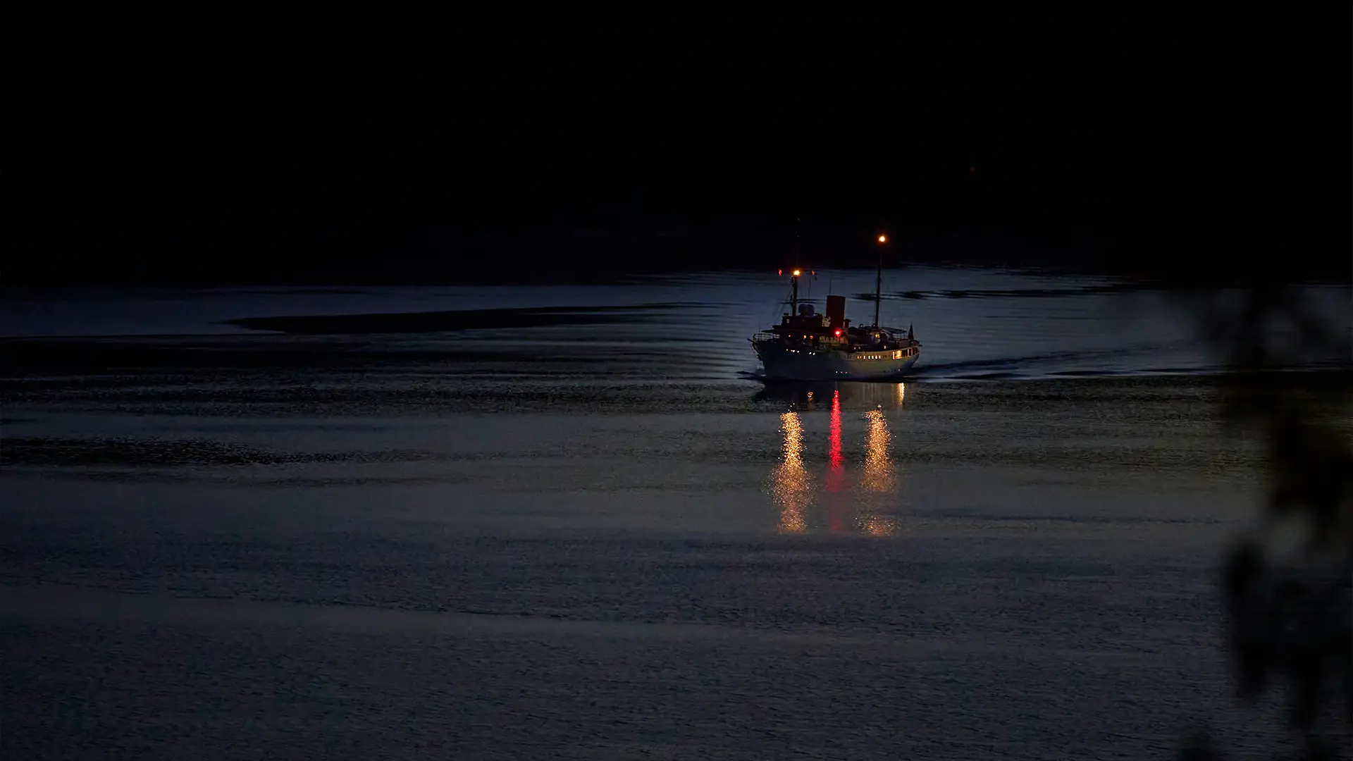 Ночное катание на лодке с цифровыми очками ночного видения