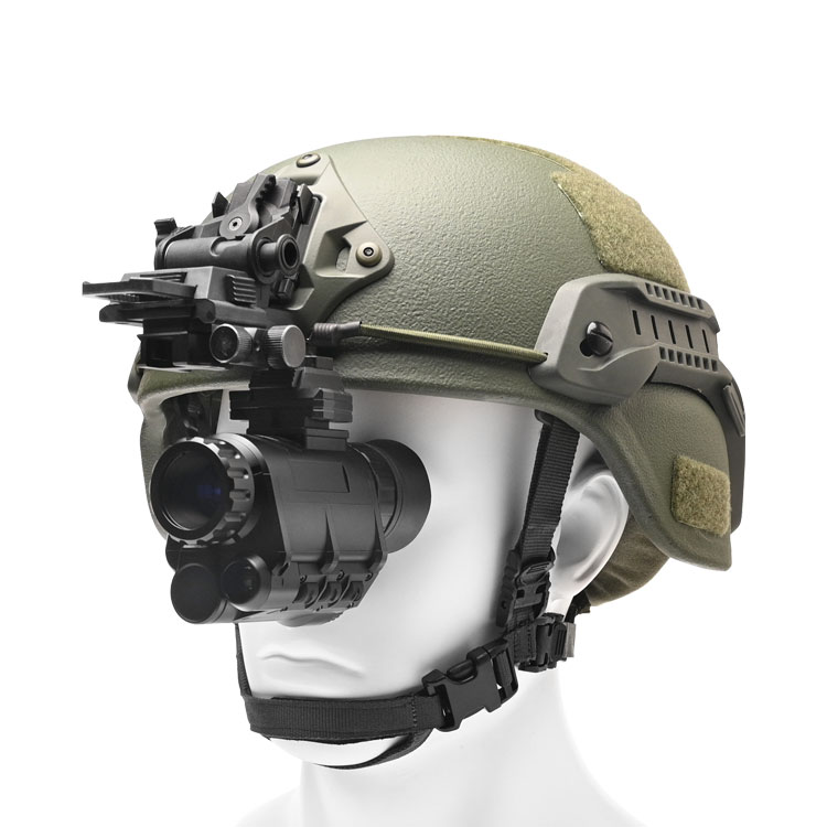 Цифровое ночное видение монокулярное устройство для охоты с шлемом на белом фоне