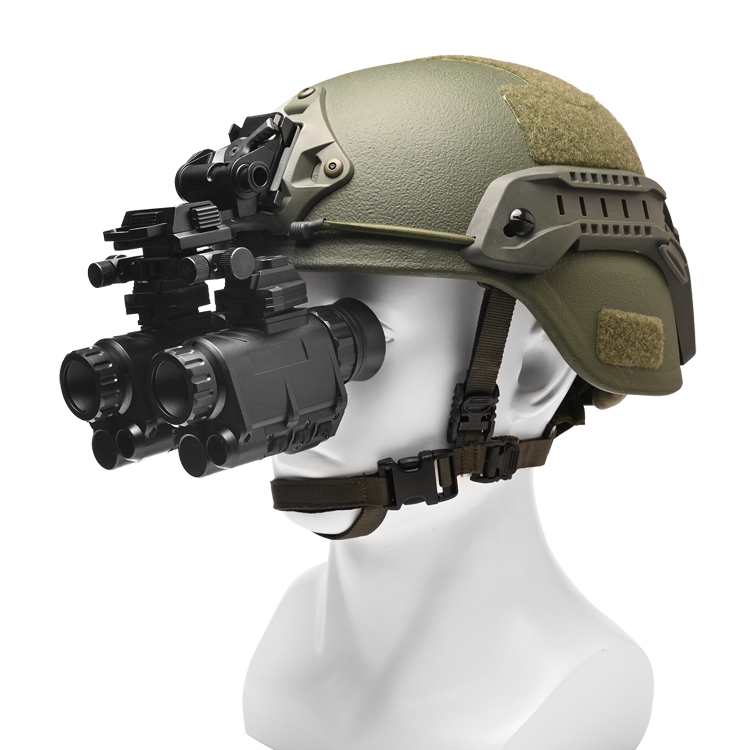 Цифровое ночное видение монокулярное устройство для охоты с шлемом на белом фоне