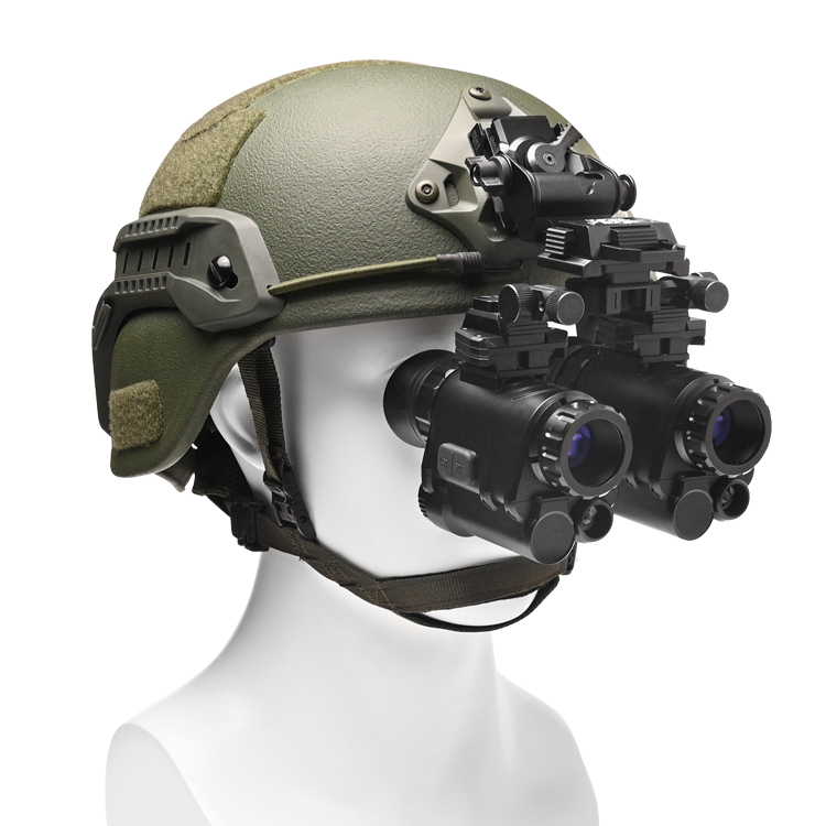 Цифровое ночное видение монокулярное устройство для охоты с шлемом на белом фоне