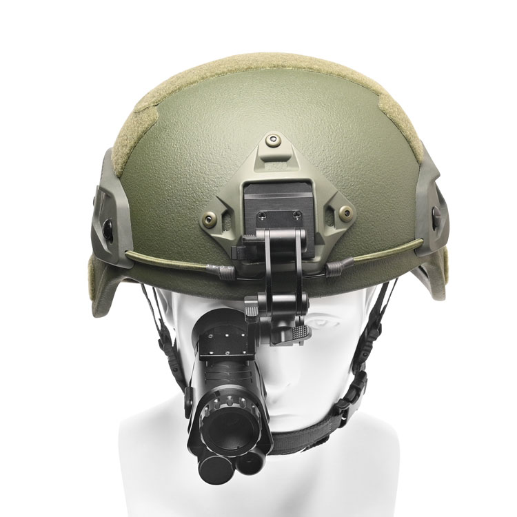 Цифровое ночное видение монокулярное устройство для охоты с шлемом на белом фоне